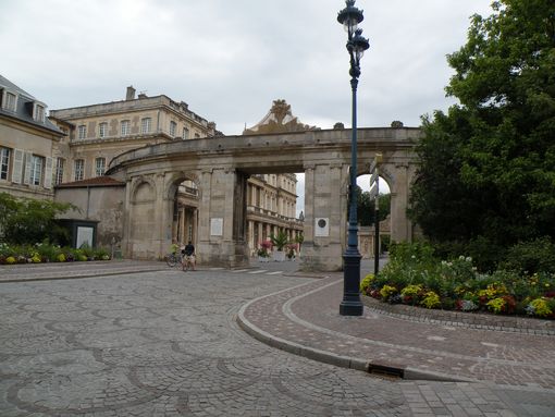  porche d'accès à la Place de la Carrière